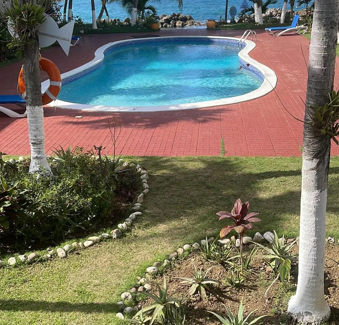 Апартаменты Chrisanns Beach Resort Очо-Риос Ямайка