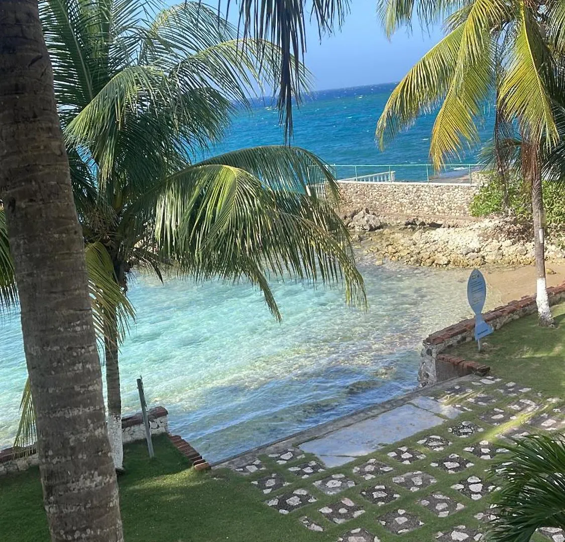 Апартаменты Chrisanns Beach Resort Очо-Риос